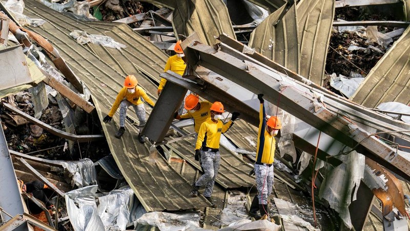 Petugas penyelamat melakukan operasi penyelamatan di lokasi runtuhnya tempat pembuangan sampah di Binaliw, Cebu, Filipina, Minggu (11/1/2026). (REUTERS/Lisa Marie David)