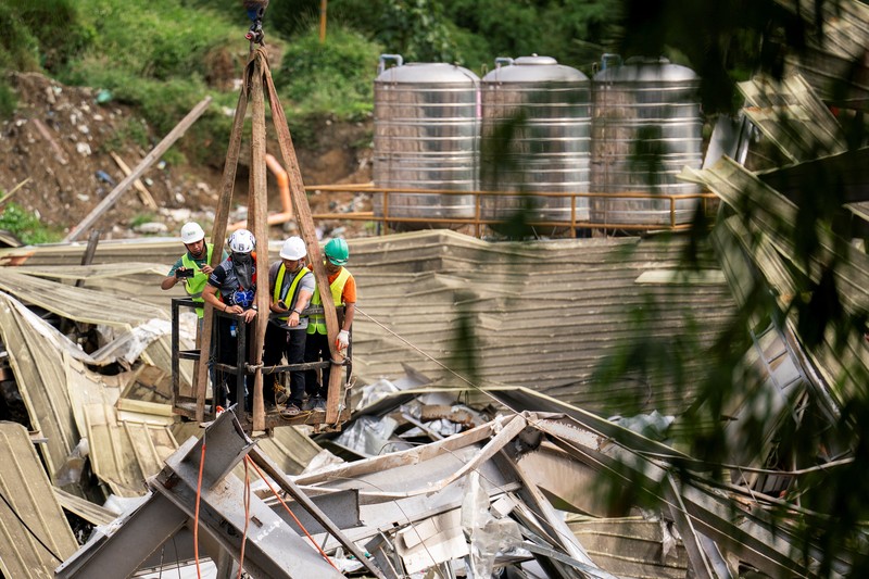 Petugas penyelamat melakukan operasi penyelamatan di lokasi runtuhnya tempat pembuangan sampah di Binaliw, Cebu, Filipina, Minggu (11/1/2026). (REUTERS/Lisa Marie David)