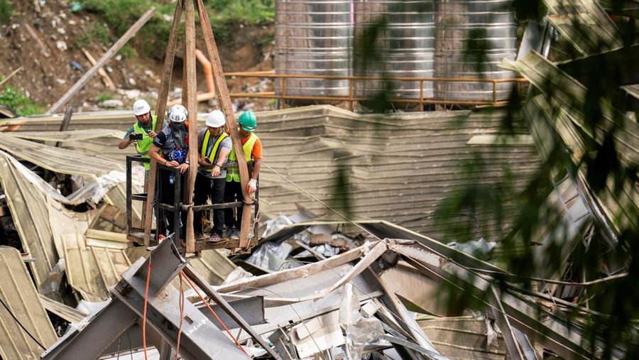 Petugas penyelamat melakukan operasi penyelamatan di lokasi runtuhnya tempat pembuangan sampah di Binaliw, Cebu, Filipina, Minggu (11/1/2026). (REUTERS/Lisa Marie David)