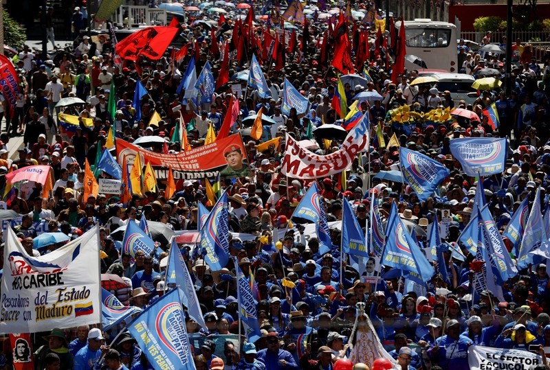 Ribuan warga berkumpul di berbagai wilayah Caracas sambil melambaikan bendera nasional dan memegang foto pasangan itu, menyerukan agar Maduro dan Flores dibebaskan dari tahanan. Aksi massa ini berlangsung di tengah ketegangan politik dan gejolak yang terus bergulir di negara tersebut. (REUTERS/Fausto Torrealba)