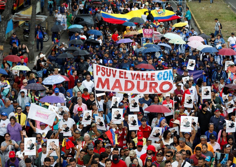 Ribuan warga berkumpul di berbagai wilayah Caracas sambil melambaikan bendera nasional dan memegang foto pasangan itu, menyerukan agar Maduro dan Flores dibebaskan dari tahanan. Aksi massa ini berlangsung di tengah ketegangan politik dan gejolak yang terus bergulir di negara tersebut. (REUTERS/Fausto Torrealba)