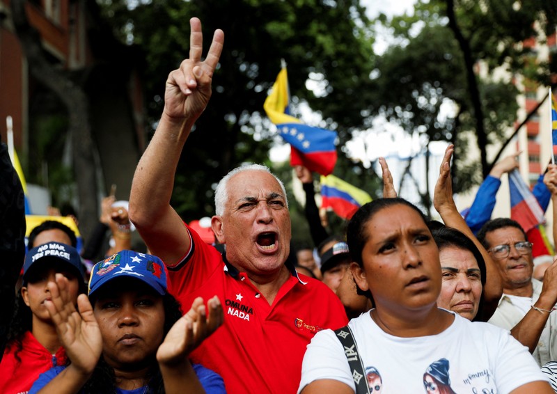 Ribuan warga berkumpul di berbagai wilayah Caracas sambil melambaikan bendera nasional dan memegang foto pasangan itu, menyerukan agar Maduro dan Flores dibebaskan dari tahanan. Aksi massa ini berlangsung di tengah ketegangan politik dan gejolak yang terus bergulir di negara tersebut. (REUTERS/Fausto Torrealba)