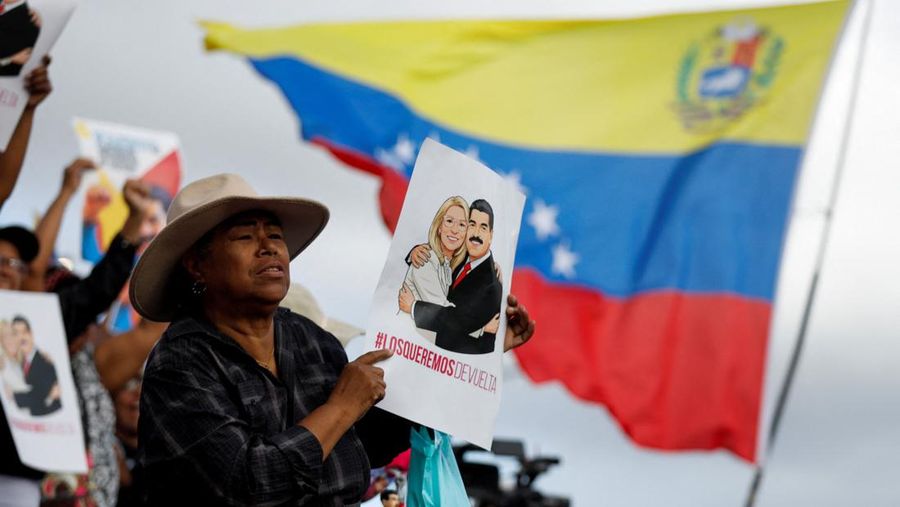 Ribuan warga berkumpul di berbagai wilayah Caracas sambil melambaikan bendera nasional dan memegang foto pasangan itu, menyerukan agar Maduro dan Flores dibebaskan dari tahanan. Aksi massa ini berlangsung di tengah ketegangan politik dan gejolak yang terus bergulir di negara tersebut. (REUTERS/Fausto Torrealba)
