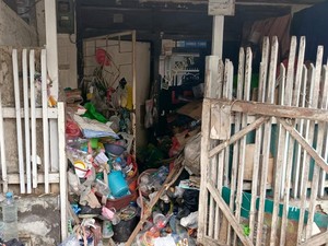Gunungan Sampah Penuhi Rumah Nenek di Surabaya, Capai 1 Dump Truck