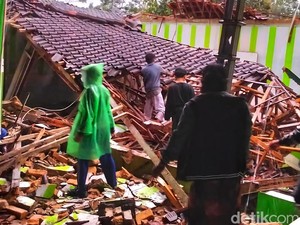 Madrasah di Surade Sukabumi Roboh Usai Diguyur Hujan Deras