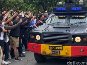 Penampakan Persija Naik Rantis Saat Tiba di Stadion GBLA