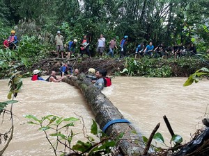 Cegah Banjir, Warga Serang Potong Pohon Tumbang Melintang di Sungai