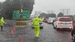 Ada Genangan di Jalan Arteri, Lalin Tol Cengkareng Macet 1 Kilometer