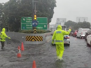Video Jalan Tol Sedyatmo Terendam, Lalin Padat
