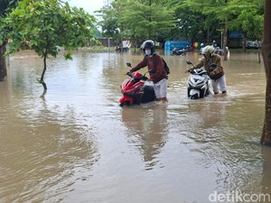 RSUD Kota Serang Banjir, Kendaraan di Parkiran Terendam