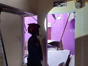 Pasutri di Makassar Tertimpa Atap-Dinding Kos Roboh Akibat Angin Kencang