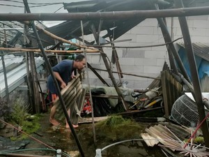 Atap Rumah Ambruk Akibat Hujan Deras di Kota Bogor