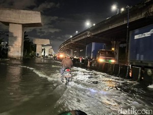 Jalan RE Martadinata Ancol Masih Banjir Malam ini, Pemotor Putar Balik