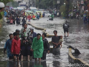 Jalan Gunung Sahari Masih Banjir 60 Cm, Kendaraan Belum Bisa Melintas