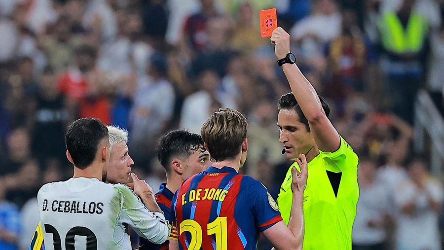 Barcelona juara PIala Super Spanyol usai mengalahkan Real Madrid dengan skor akhir 3-2 di King Abdullah Sports City Stadium, Jeddah, Arab Saudi, Senin (12/1/2026) dini hari. (REUTERS/Stringer)