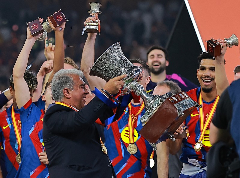 Barcelona juara PIala Super Spanyol usai mengalahkan Real Madrid dengan skor akhir 3-2 di King Abdullah Sports City Stadium, Jeddah, Arab Saudi, Senin (12/1/2026) dini hari. (REUTERS/Stringer)