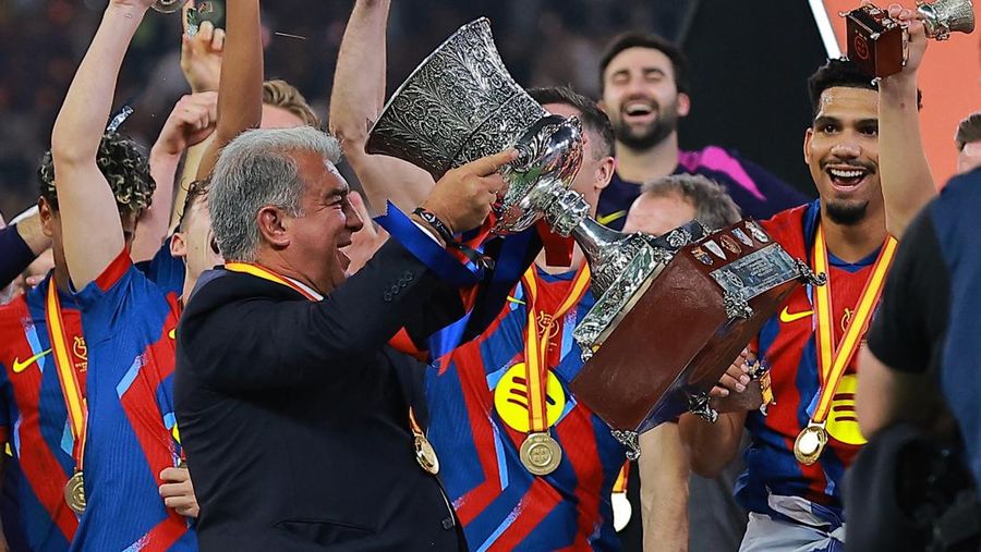 Barcelona juara PIala Super Spanyol usai mengalahkan Real Madrid dengan skor akhir 3-2 di King Abdullah Sports City Stadium, Jeddah, Arab Saudi, Senin (12/1/2026) dini hari. (REUTERS/Stringer)