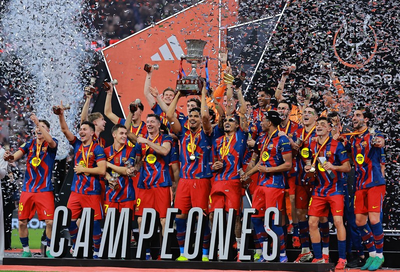 Barcelona juara PIala Super Spanyol usai mengalahkan Real Madrid dengan skor akhir 3-2 di King Abdullah Sports City Stadium, Jeddah, Arab Saudi, Senin (12/1/2026) dini hari. (REUTERS/Stringer)