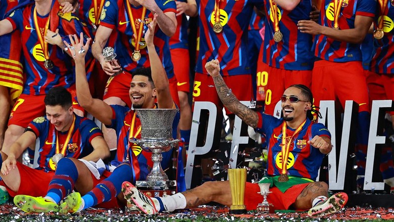Barcelona juara PIala Super Spanyol usai mengalahkan Real Madrid dengan skor akhir 3-2 di King Abdullah Sports City Stadium, Jeddah, Arab Saudi, Senin (12/1/2026) dini hari. (REUTERS/Stringer)
