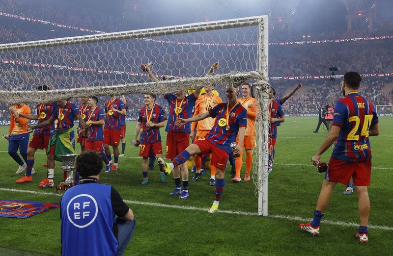 Barcelona juara PIala Super Spanyol usai mengalahkan Real Madrid dengan skor akhir 3-2 di King Abdullah Sports City Stadium, Jeddah, Arab Saudi, Senin (12/1/2026) dini hari. (REUTERS/Stringer)