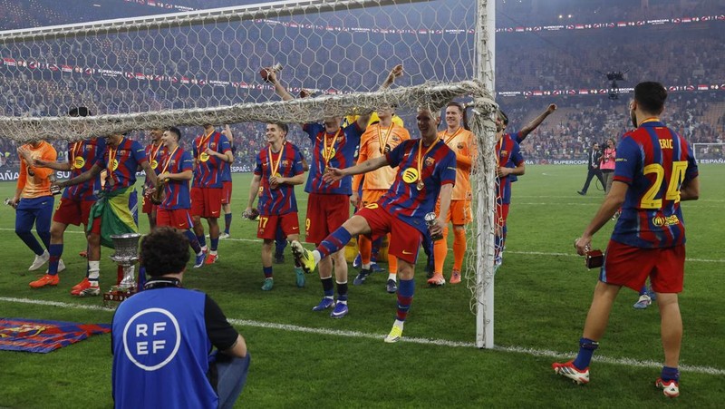 Barcelona juara PIala Super Spanyol usai mengalahkan Real Madrid dengan skor akhir 3-2 di King Abdullah Sports City Stadium, Jeddah, Arab Saudi, Senin (12/1/2026) dini hari. (REUTERS/Stringer)
