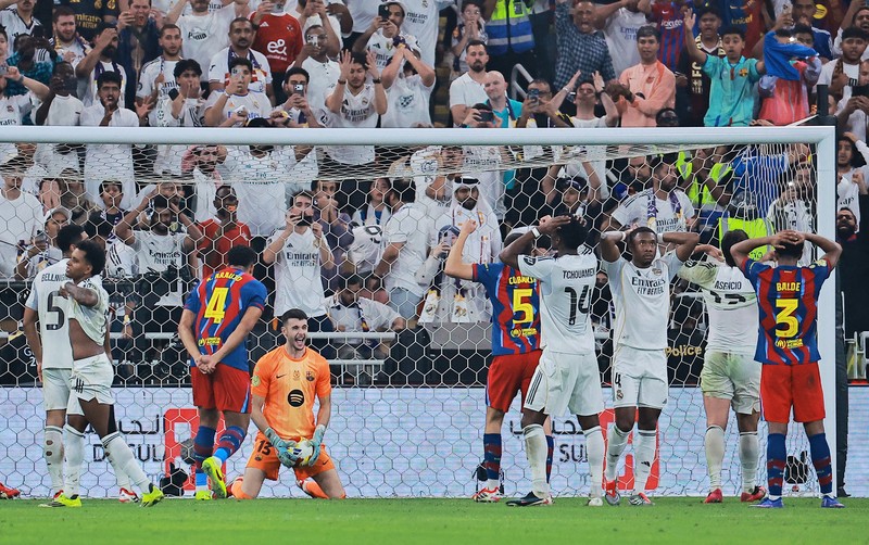 Barcelona juara PIala Super Spanyol usai mengalahkan Real Madrid dengan skor akhir 3-2 di King Abdullah Sports City Stadium, Jeddah, Arab Saudi, Senin (12/1/2026) dini hari. (REUTERS/Stringer)