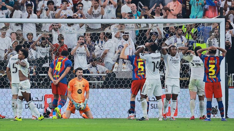 Barcelona juara PIala Super Spanyol usai mengalahkan Real Madrid dengan skor akhir 3-2 di King Abdullah Sports City Stadium, Jeddah, Arab Saudi, Senin (12/1/2026) dini hari. (REUTERS/Stringer)