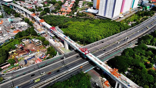 Lintasan LRT Jakarta di Atas Tol Wiyoto Wiyono Tersambung 100%