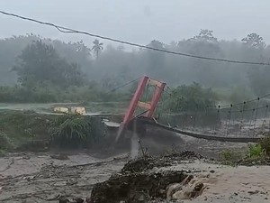 Detik-detik Jembatan dan Rumah Hanyut Diterjang Banjir di Donggala