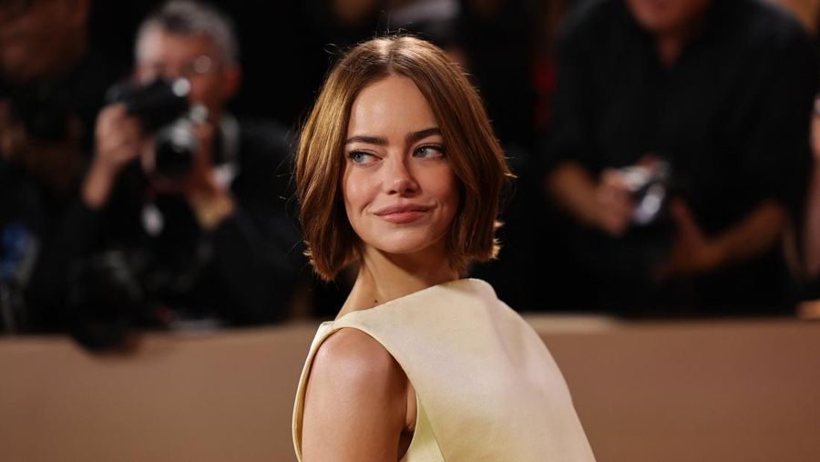 Lisa berpose di karpet merah pada acara Golden Globes ke-83 di Beverly Hills, California, AS, Minggu (11/1/2026). (REUTERS/Daniel Cole)