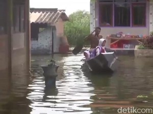 Video: Aksi Guru di Lamongan Jemput Siswa Pakai Perahu gegara Banjir