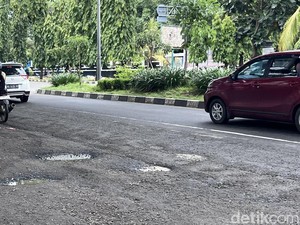 Jalan Perintis Makassar Baru Diaspal Tapi Sudah Rusak