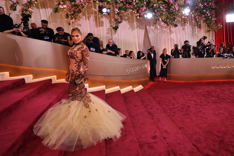 Lisa berpose di karpet merah pada acara Golden Globes ke-83 di Beverly Hills, California, AS, Minggu (11/1/2026). (REUTERS/Daniel Cole)