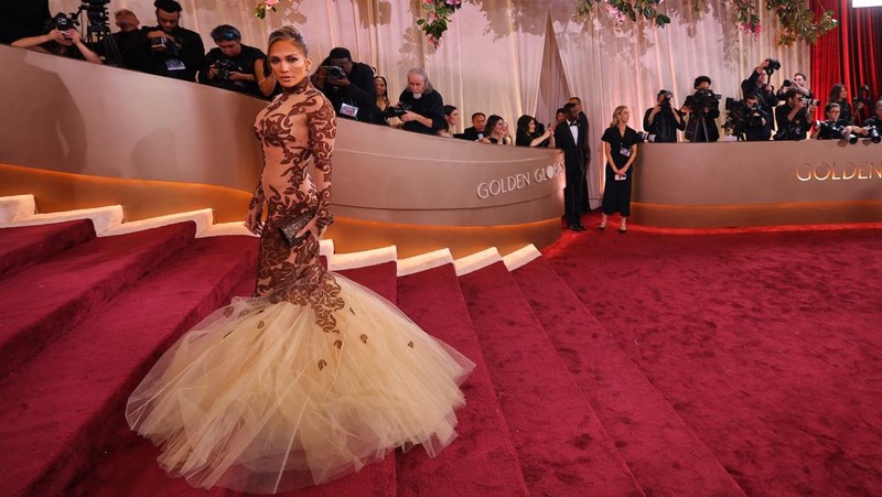Lisa berpose di karpet merah pada acara Golden Globes ke-83 di Beverly Hills, California, AS, Minggu (11/1/2026). (REUTERS/Daniel Cole)