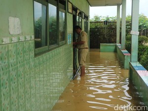 Sekolah Kebanjiran, SDN di Juwana Pati Pulangkan Siswa Lebih Awal