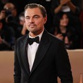 Leonardo DiCaprio berpose di karpet merah pada acara Golden Globes ke-83 di Beverly Hills, California, AS, Minggu (11/1/2026). (REUTERS/Daniel Cole)