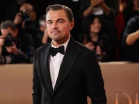 Leonardo DiCaprio berpose di karpet merah pada acara Golden Globes ke-83 di Beverly Hills, California, AS, Minggu (11/1/2026). (REUTERS/Daniel Cole)