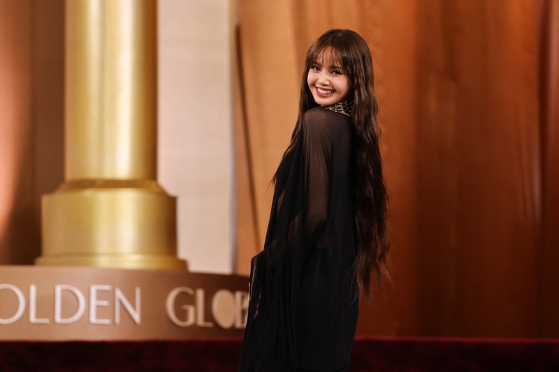 Lisa berpose di karpet merah pada acara Golden Globes ke-83 di Beverly Hills, California, AS, Minggu (11/1/2026). (REUTERS/Daniel Cole)
