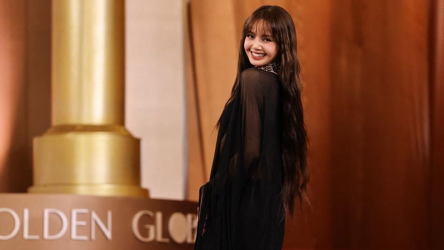 Lisa berpose di karpet merah pada acara Golden Globes ke-83 di Beverly Hills, California, AS, Minggu (11/1/2026). (REUTERS/Daniel Cole)