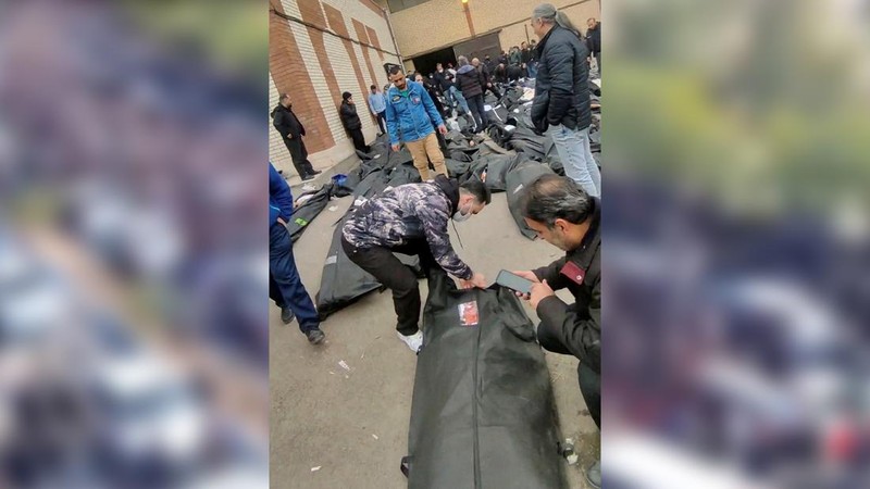 Para pelayat membawa peti mati selama prosesi pemakaman untuk anggota pasukan keamanan dan warga sipil yang dilaporkan tewas saat kerusuhan dalam protes anti-pemerintah di Teheran, Iran, MIinggu (11/1/2026). (RIB/Handout via REUTERS)