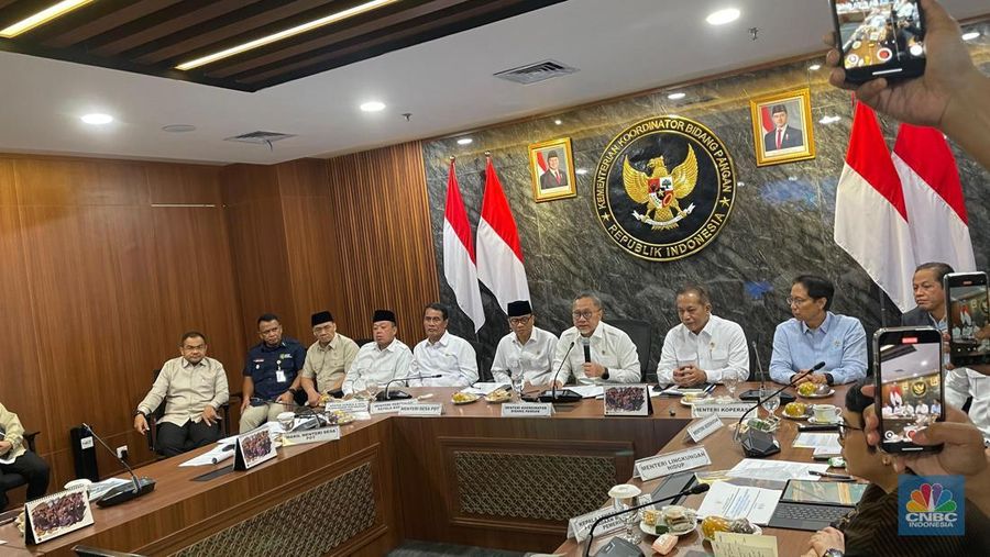 Menko Pangan Zulkifli Hasan bersama para meneteri terkait dalam konferensi pers di gedung Graha Mandiri Jakarta, Senin (12/1/2026). (CNBC Indonesia/Romys Bhinekasari)