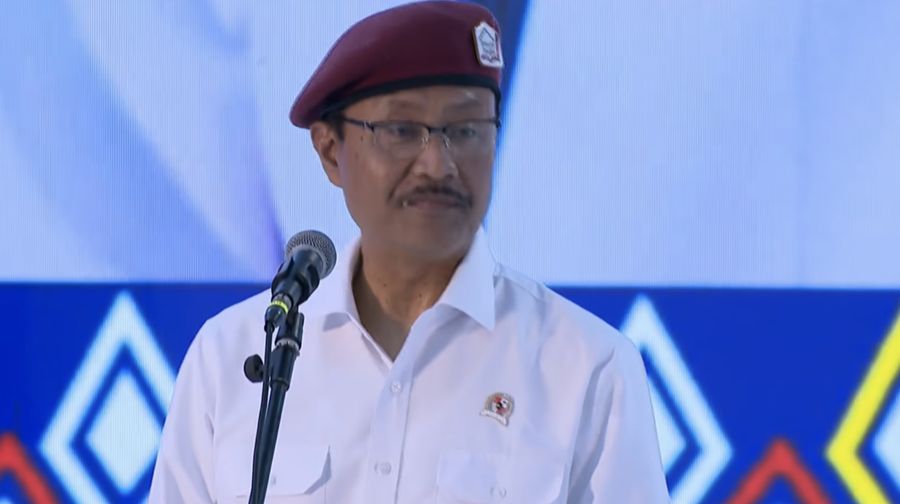 Menteri Sosial Indonesia, Saifullah Yusuf menyampaikan sambutan saat acara peresmian 166 Soklah Rakyat di 34 Provinsi, Banjarbaru, Senin (12/2026). (YouTube/Sekretariat Presiden)