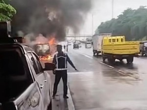 Diduga Korsleting, Mobil Boks Terbakar di Tol Cijago