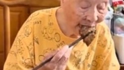 Gokil! Nenek Berusia 100 Tahun Ini Sukses Jadi Food Vlogger Viral