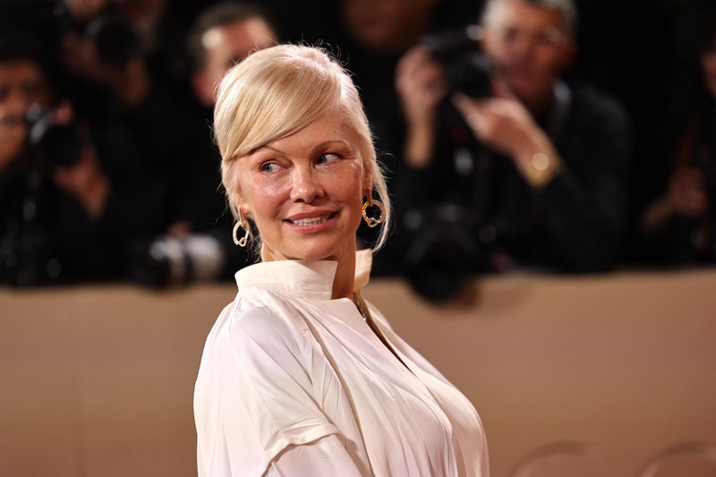 Lisa berpose di karpet merah pada acara Golden Globes ke-83 di Beverly Hills, California, AS, Minggu (11/1/2026). (REUTERS/Daniel Cole)