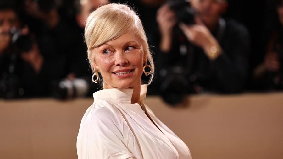 Lisa berpose di karpet merah pada acara Golden Globes ke-83 di Beverly Hills, California, AS, Minggu (11/1/2026). (REUTERS/Daniel Cole)