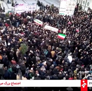 Menyemut! Potret 'Laut Hitam' Manusia Bawa Peti Mati Korban Demo Iran