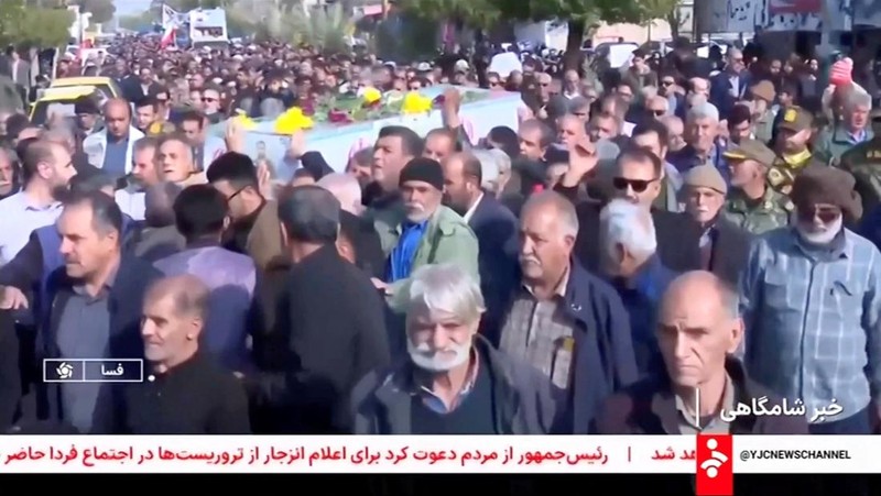 Para pelayat membawa peti mati selama prosesi pemakaman untuk anggota pasukan keamanan dan warga sipil yang dilaporkan tewas saat kerusuhan dalam protes anti-pemerintah di Teheran, Iran, MIinggu (11/1/2026). (RIB/Handout via REUTERS)