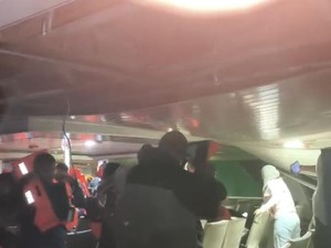 KMP Nuku Dihantam Ombak di Perairan Kendari, Penumpang Panik Pasang Pelampung