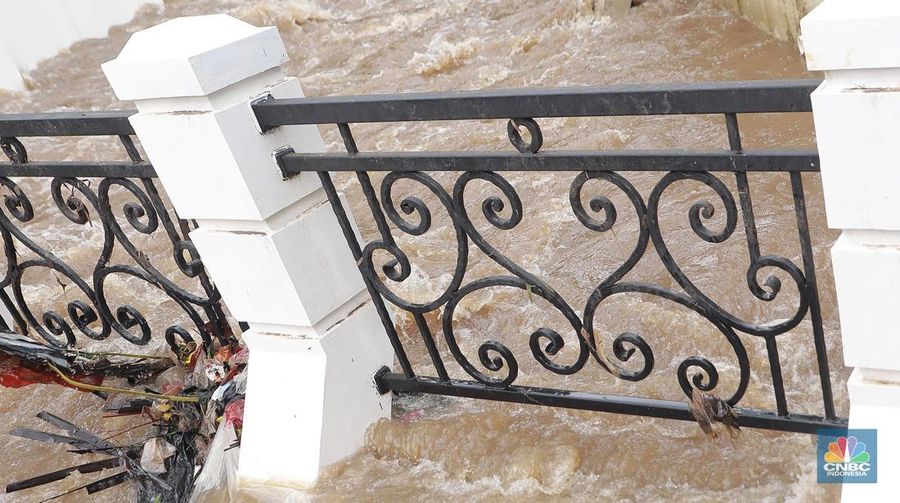 Petugas Sumber Daya Air (SDA) tampak mengangkat tumpukan sampah yang tersangkut di aliran Kali Krukut, kawasan Perumahan Puri Mutiara, Cilandak, Jakarta Selatan, Senin (12/1/2026). (CNBC Indonesia/Muhammad Sabki)